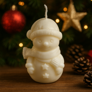 Vela navideña de muñeco de nieve en cera de soja sobre fondo decorativo con pino y luces